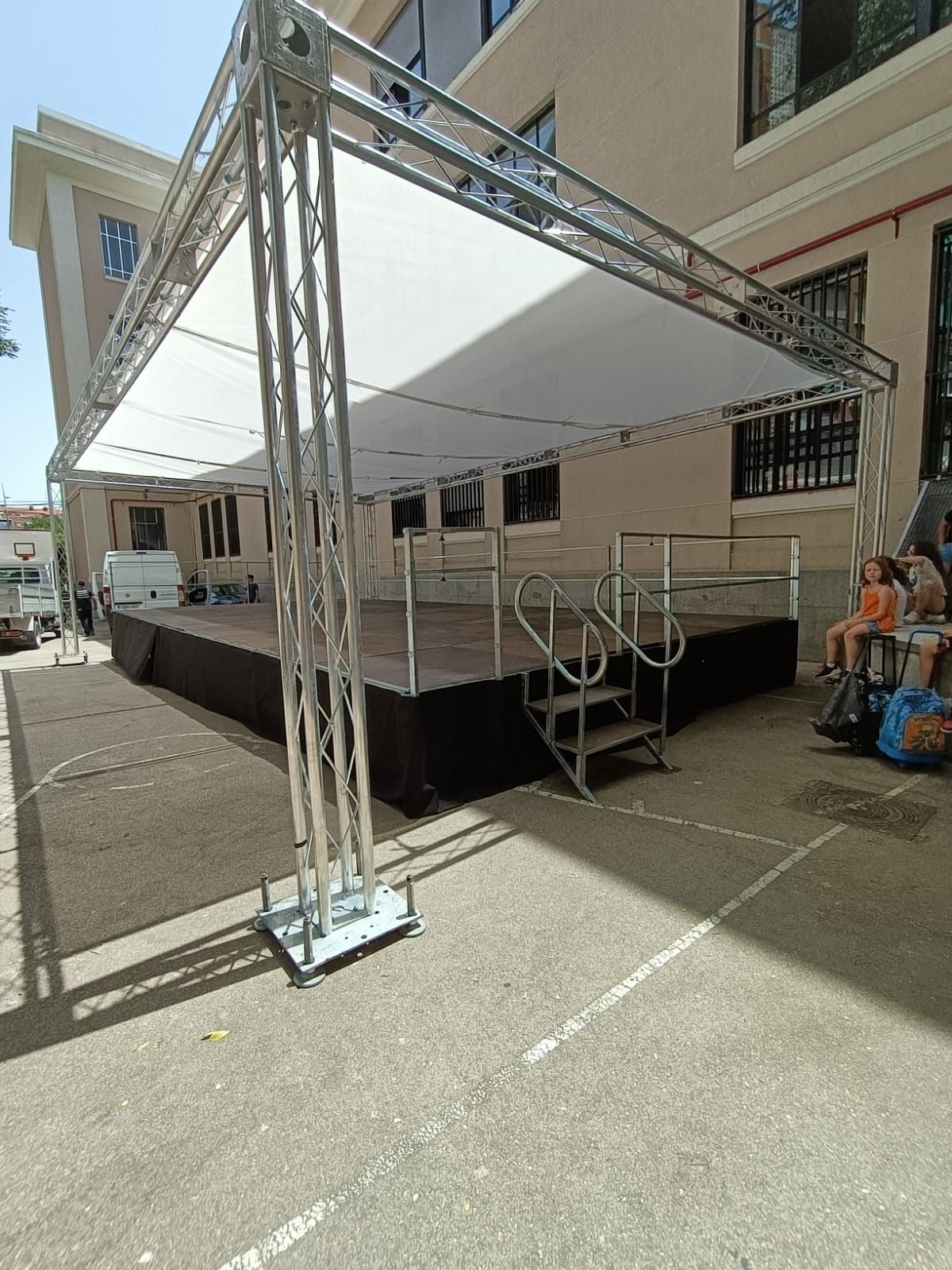Alquiler de escenario modular con estructura truss y cubierta para evento al aire libre