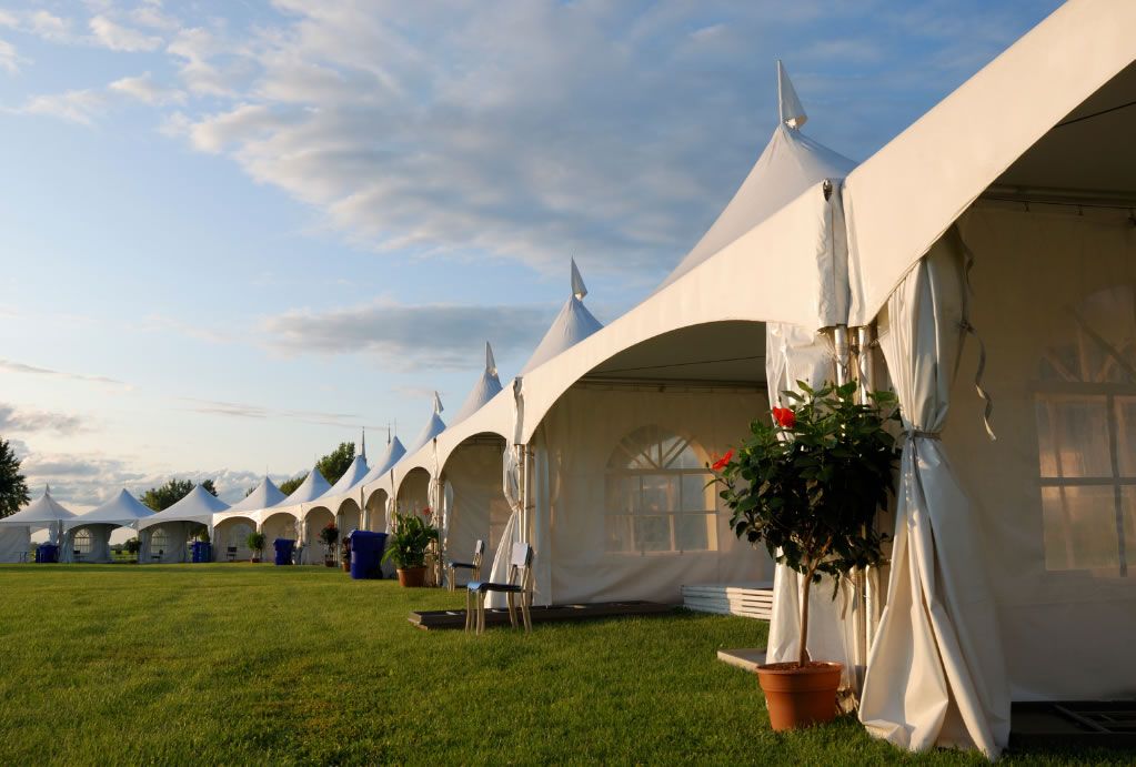 Alquiler de carpas pagoda blancas encadenadas para feria o evento corporativo al aire libre