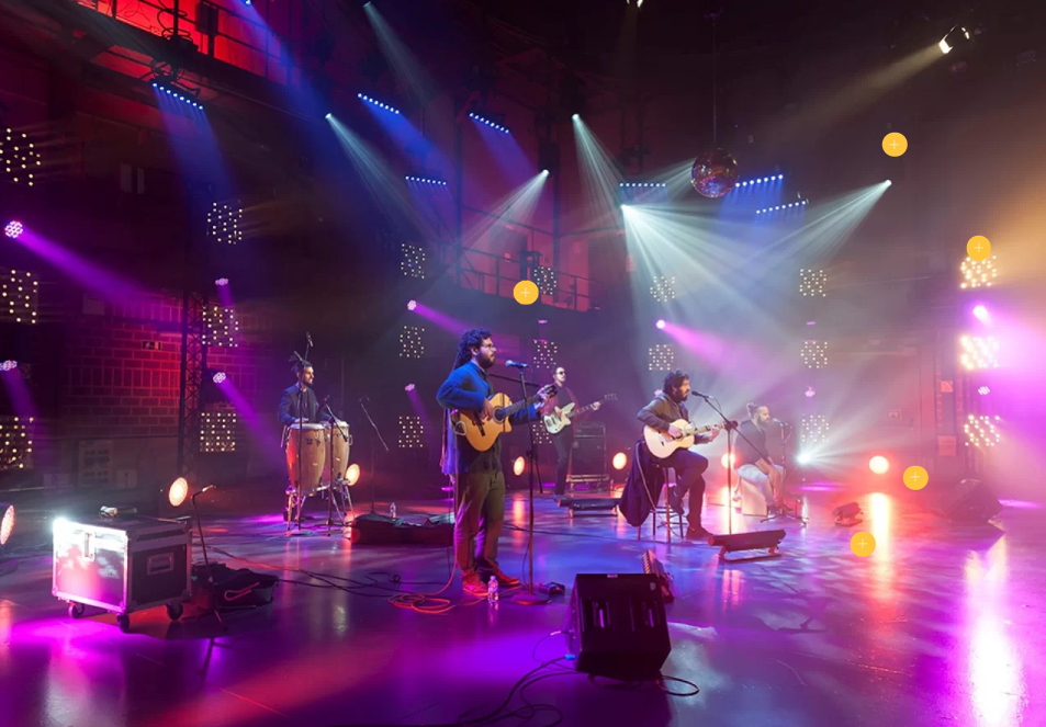 Alquiler de iluminación profesional con focos moving head y efectos LED para concierto en directo