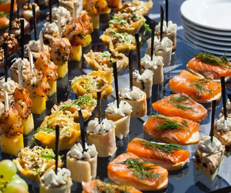 Servicio de catering con bandejas de canapés y aperitivos para cocktail de evento o boda