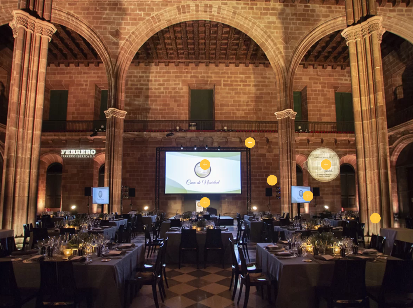 Montaje audiovisual con pantalla LED y sistema de sonido para cena de empresa en sala histórica